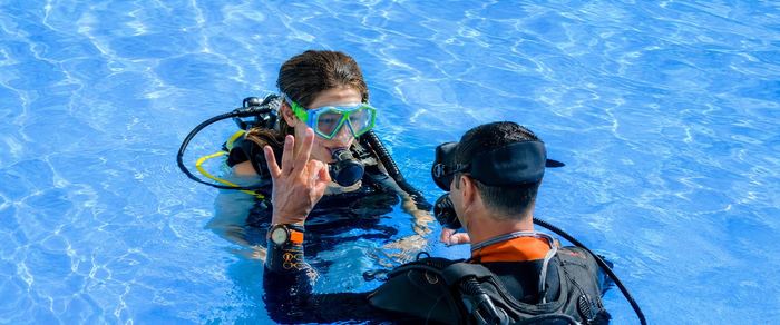 SSI instructor and student practicing hand signals during a pool training session at Tom’s Dive & Swim